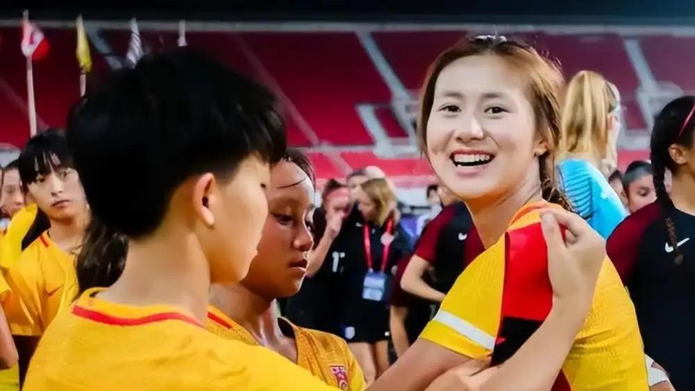 济南|6-0！中国女足王牌闪耀欧洲，独造3球率队狂胜，角球险些直接破门