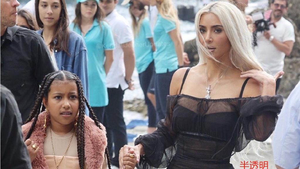 金·卡戴珊|41岁金卡戴珊当众吃冰淇淋，穿半透明黑纱裙，网友：这腰臀比慕了