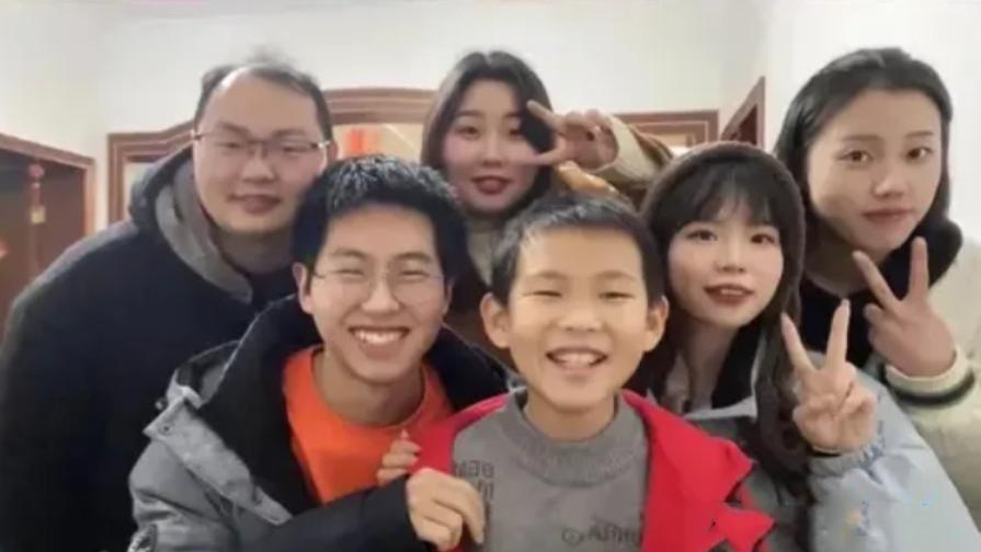 麦当娜|孙卓军装照曝光，两手端枪姿势帅，孙海洋一脸欣慰，一个称呼破防