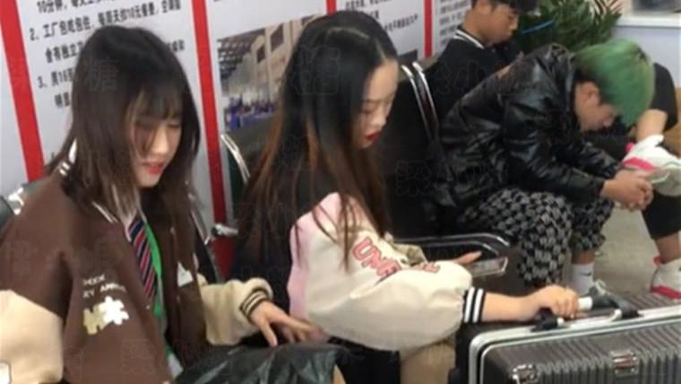 爱情|这就是爱情？广东一男子去工厂求职，女朋友当众帮他系鞋带