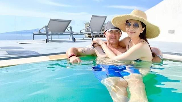 杨宝玲|知名港姐冠军晒泳装照！揽着三婚丈夫风韵犹存，网友：保养似少女