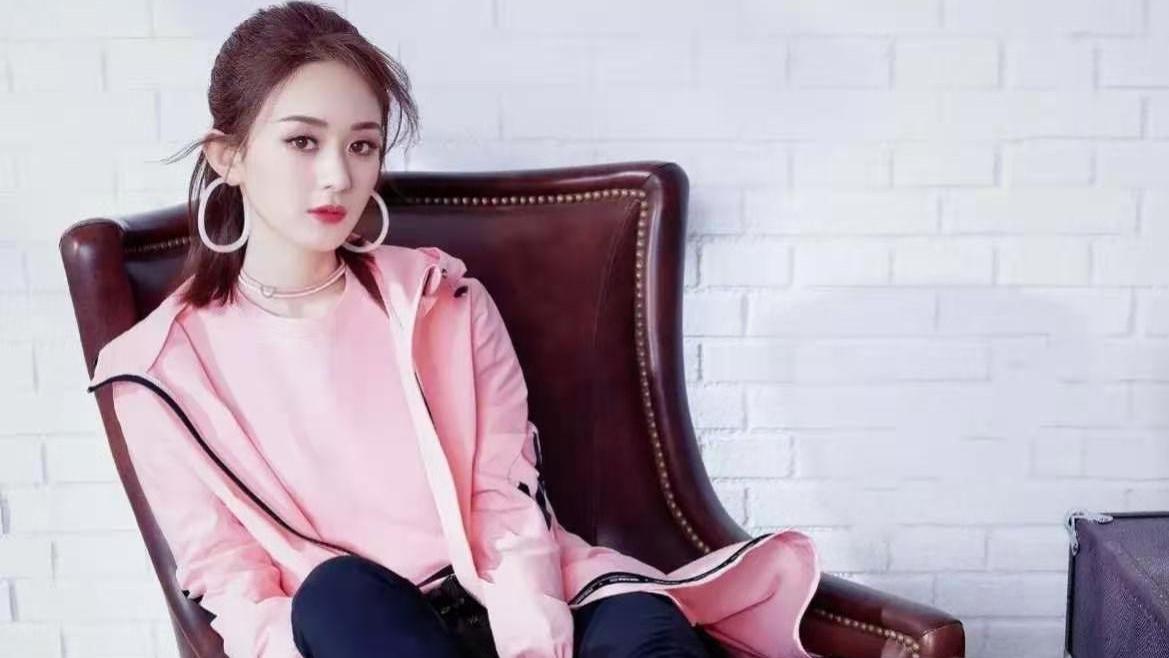 赵丽颖|赵丽颖越来越会“扮嫩”，穿粉色长外套搭“小黑裤”，嫩成18岁