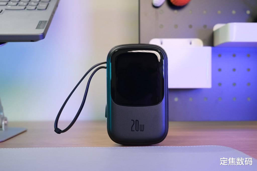 |数据线当手提挂绳，倍思Q电移动电源设计真新颖