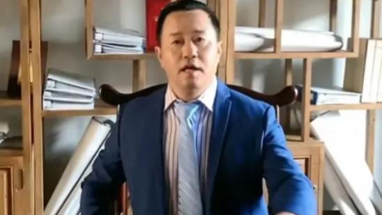 赵本山徒弟有多豪？王小宝晒书房家具：茶桌300万，书桌200万