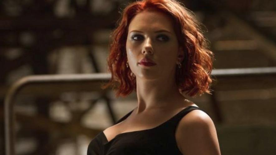 陈都灵|有种“坐姿”叫黑寡妇，只是跷二郎腿就已绝美，真替主持人捏把汗