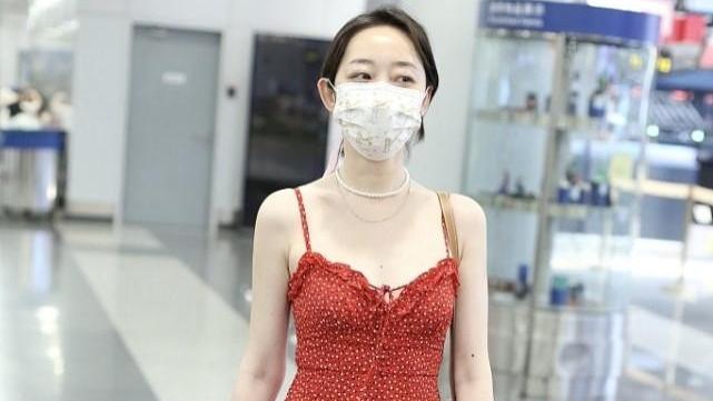 吊带裙 一白遮百丑真不是随便说的，蒋梦婕穿的很接地气，但皮肤是真的白