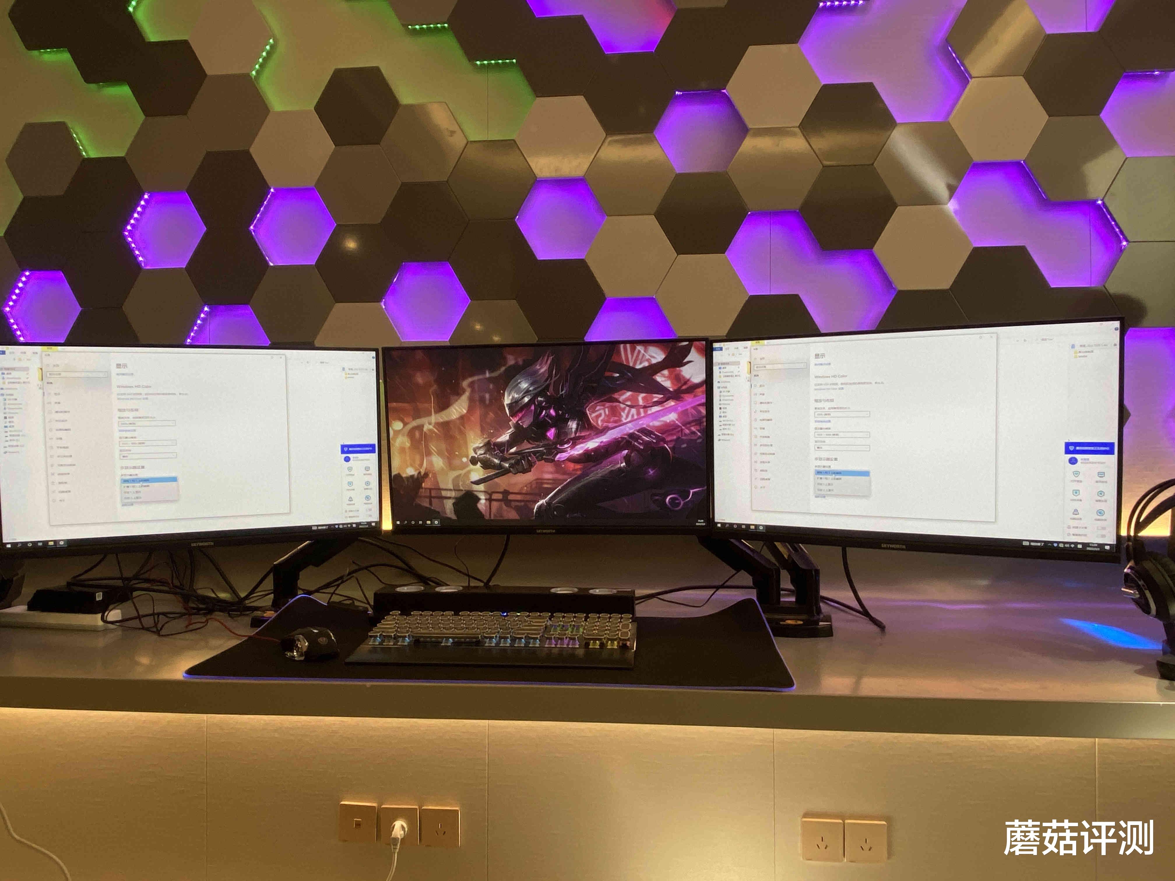 机箱|电脑主机也可以玩“姿态”？异型主机搭配三台显示器的“电竞房”搭建