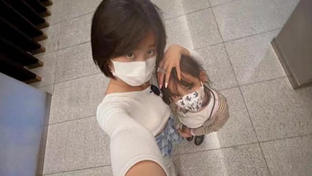 旅行|多多晒姐弟三人旅行照，多妹自己拿行李，和弟弟都表现得好乖巧