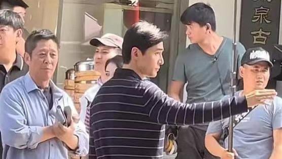 胡歌|孔笙导演新剧开拍，胡歌现身街头被围观，其中还有江昌义和王振彪