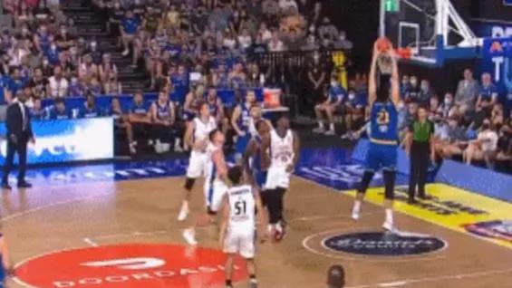 nbl|爆了！差点100%命中率！NBL生涯最强一战！他的扣篮不比周琦差