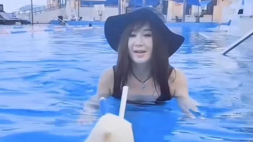 温碧霞|55岁温碧霞太执着，披头散发戴着帽子游泳，网友：不敢扎起头发！