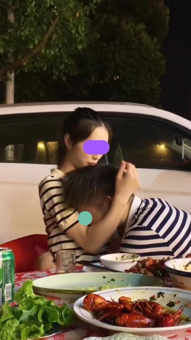 男子看到前妻在外喝酒，趴在前妻怀里哭泣：老婆还是原配好