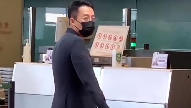 汪小菲|大S再婚后汪小菲首次露面，穿西装独自推行李赶机，不停摇头心事重重