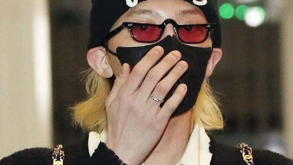 权志龙|权志龙现身遭韩媒围堵，身材娇小还穿女装，直接被四个保镖挡严实