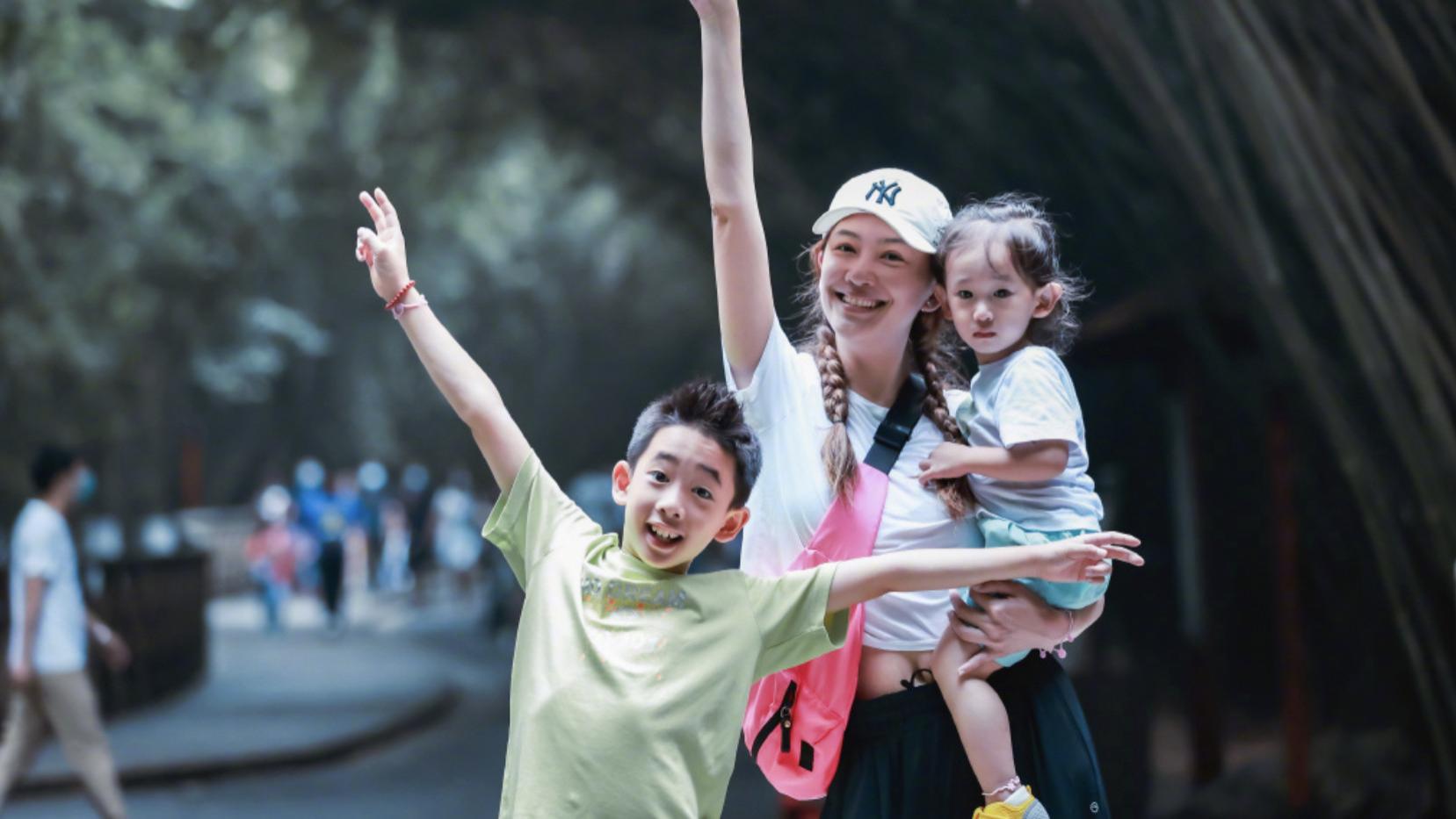 应采儿|应采儿久违晒娃：Jasper身高到妈妈肩膀，二胎蓄长发像女孩