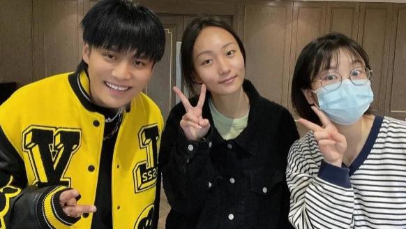 带货|无下限？小杨哥带货拖鞋，为证质量用嘴“撕”，网友：别把牙崩了