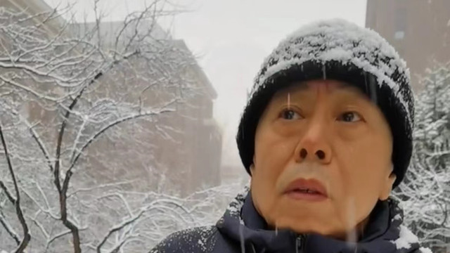 潘长江|64岁潘长江风波后首现身，神情落寞心事重重，身上落满雪背影凄凉