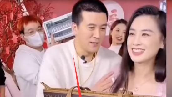 杨子|黄圣依直播间卖包：包治百病啊！杨子急忙推走：一会儿封号了