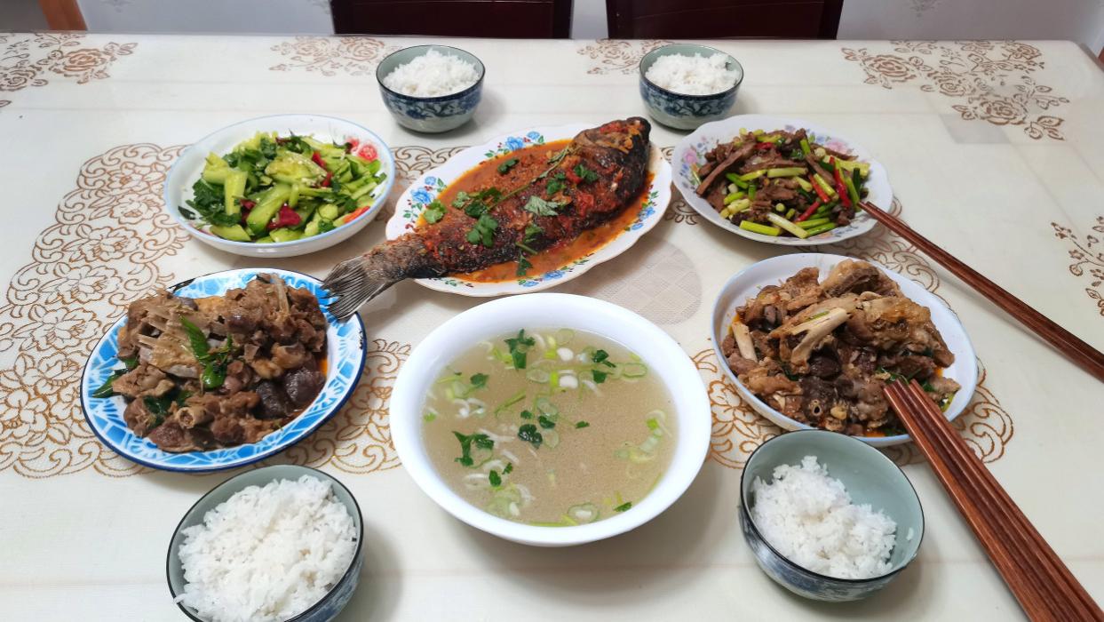 虎皮青椒|周末去婆婆家，婆婆做了一桌好吃的，真解馋