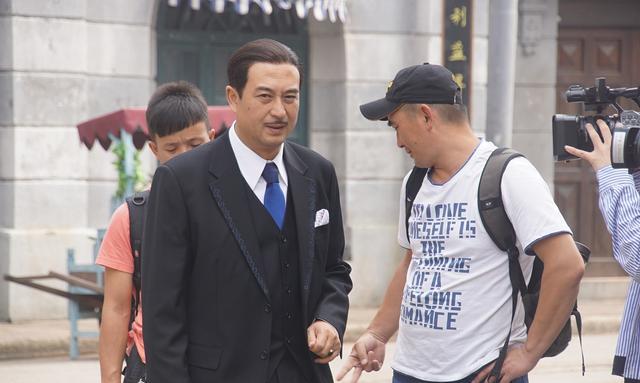 张嘉益|《战上海》热拍，张嘉译演陈毅元帅惹争议，特型演员这碗饭不好端