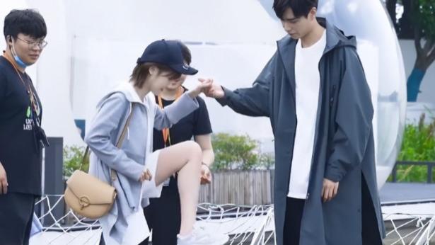 吻戏|爱情剧里唯美的吻戏、公主抱，真实拍摄大有猫腻，难怪不敢露全身