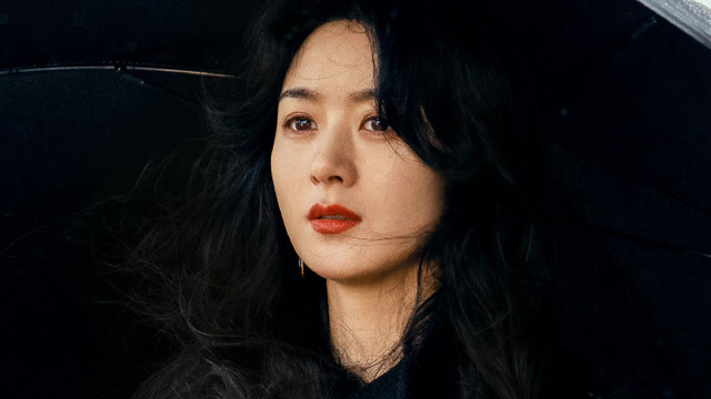 赵丽颖|赵丽颖晒出新剧照，大波浪造型显脸肿，剧中多件大衣疑似本人赞助