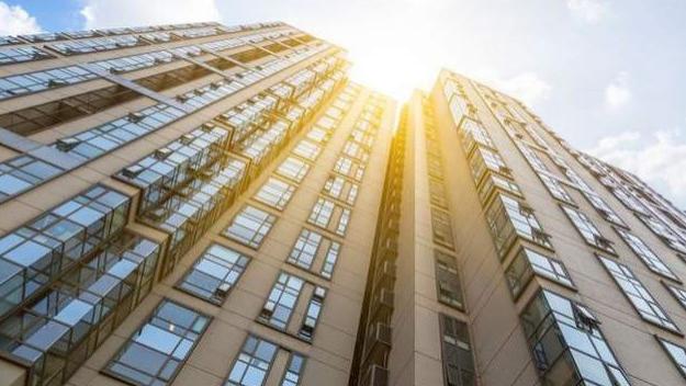 现在一无房贷，二无车贷，三无贷款，四无欠债的人，不知道多不多？