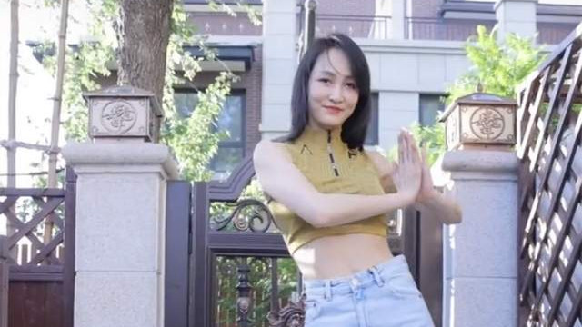 王皓|王皓娇妻豪宅前跳舞！穿露脐装秀完美身材，生两个儿子小腹仍平坦