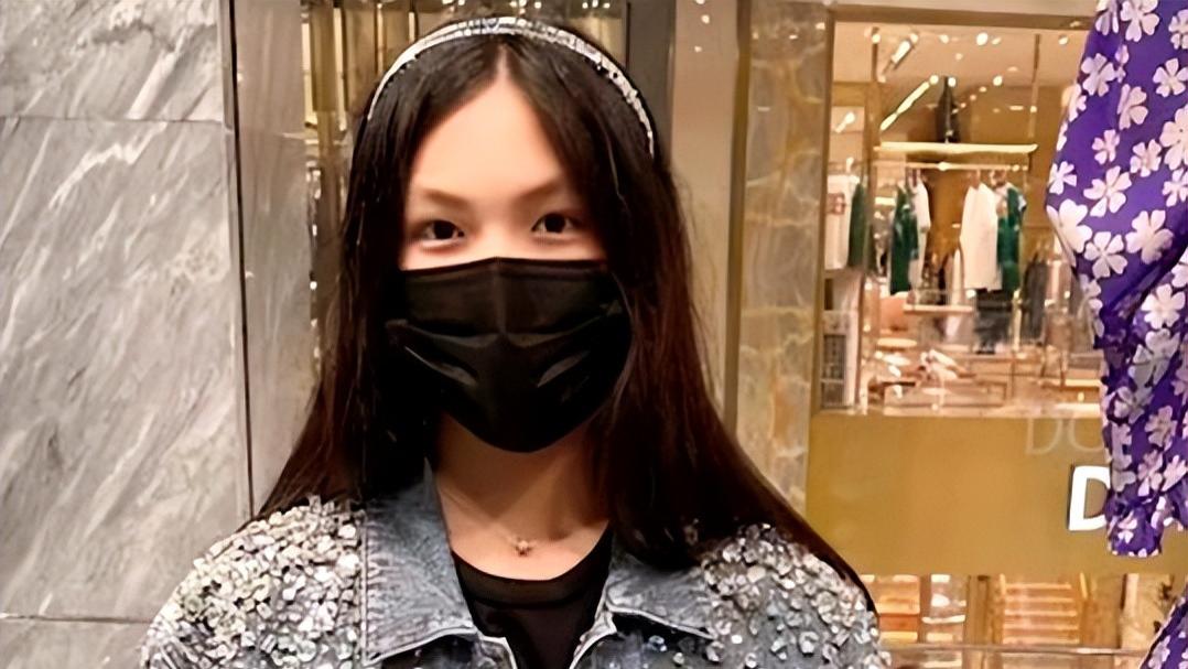 王诗龄|王诗龄暴瘦20斤，五官变精致长成大美女，被指想进娱乐圈