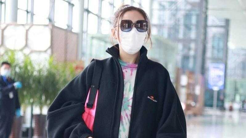 应采儿|38岁的应采儿真会穿，一身黑色搭配彩色T恤，洋气不说还很高级