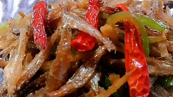 汤圆|这道家常菜，香辣小鱼干做好了，一餐能吃三大碗饭