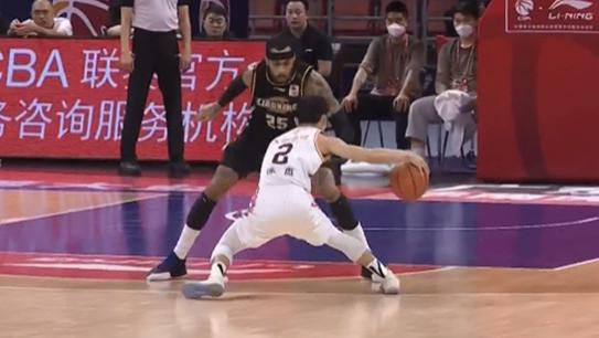 |中锋PK中锋！1米78徐杰单挑莫兰德！队友全部拉开给足信心：打他
