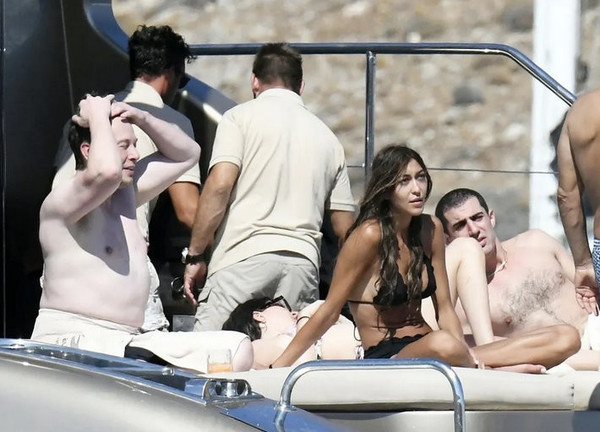 伊隆·马斯克|马斯克光膀子照惹群嘲！全球网友受冲击