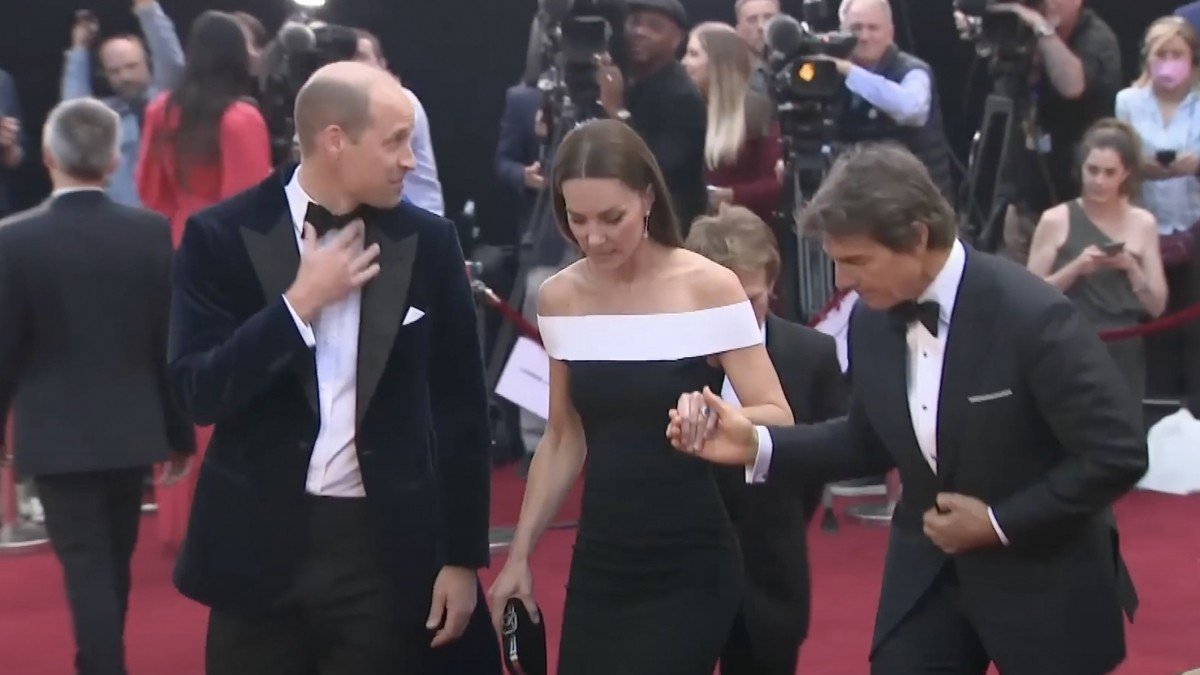 汤姆·克鲁斯|《壮志凌云2》首映汤姆·克鲁斯伸手拖凯特王妃，威廉王子表情“亮”了！