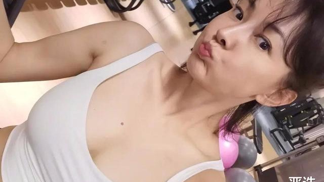 牛莉|47岁牛莉就像个不老妖精，当看到她的健身照，网友：终于相信郭冬临眼光