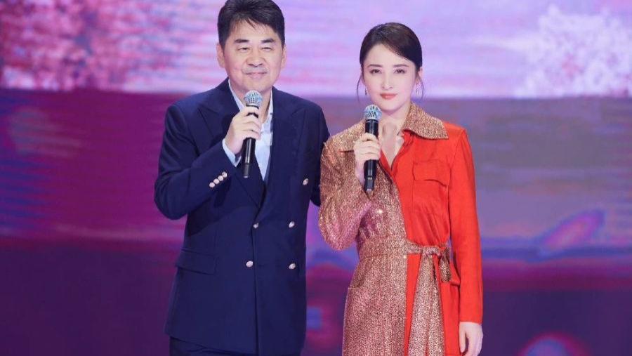 蒋勤勤|陈建斌怎么老成这样了！换新发型变老头，同框蒋勤勤穿红裙像女儿