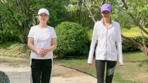 闫学晶|模范婆媳！闫学晶与儿媳妇户外跳减脂操，27岁徐梦迪长腿实力吸睛