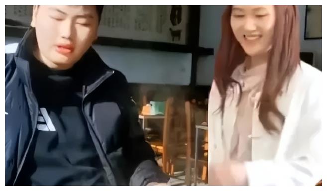 婚期将至，陈萌请专人上门给大衣哥定制西服，乐得他竖起大拇指