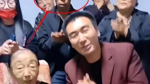 李玉成|李玉成净身出户后，开始培养弟弟、妹妹当网红，将模仿赵本山收徒