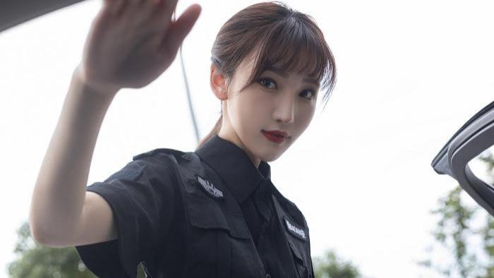 短裙 小区新来的女保安，穿一件黑色衬衫搭配包臀裙，尽显飒爽英姿之气概！