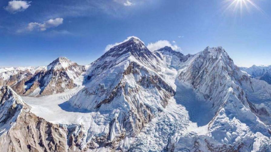 珠峰|珠峰上的“睡美人”被冰封9年，百人路过都无视，只有一人做了件傻事