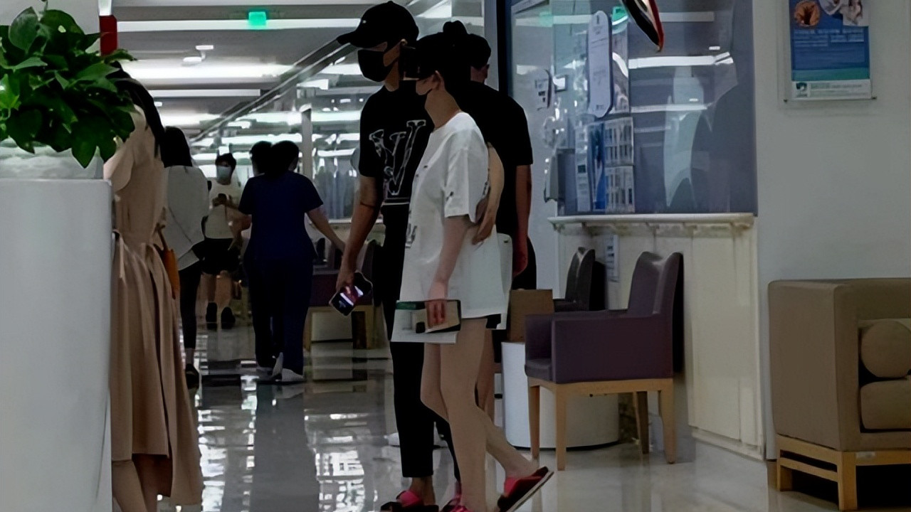 张檬|张檬现身医院做产检，小腹明显凸起孕味浓，小五贴心搀扶想生女儿