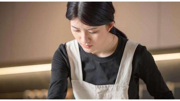 |45岁女保姆哭诉：男雇主每月给6000工资，却要求我每天给他洗脚