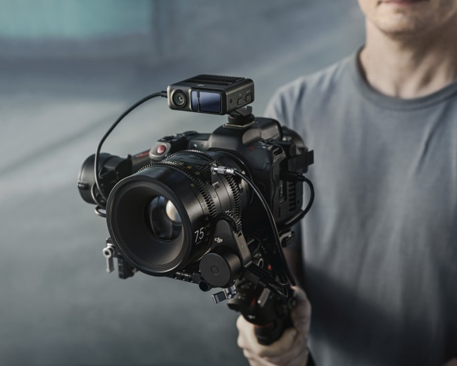 dji|DJI大疆的RS3无反光镜相机稳定器可自动解锁,更易于平衡