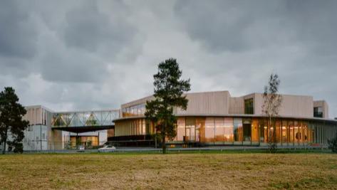 居然没有校门？拉脱维亚这所开放式国际学校的设计真是既实用又充满乐趣