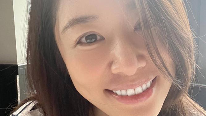 林心如|林心如罕见秀恩爱，穿长袖素颜五官精致，霍建华瘦成麻杆变工具人