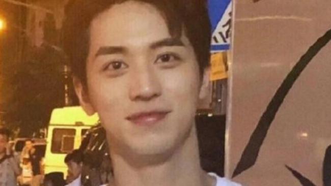 许魏洲|许魏洲晒结婚证，和圈外女友结婚，公开时间充满爱意