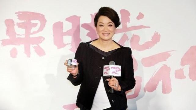 毛阿敏和倪萍同框看出气场，短外套配七分裤，奶奶年纪随性又潇洒