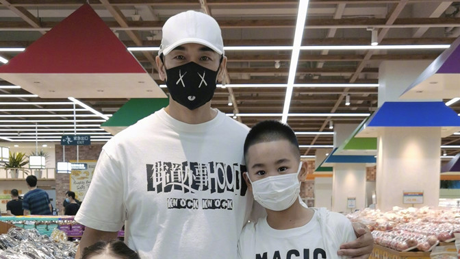 赵文卓|赵文卓一家四口端午逛超市，儿子穿百元T恤地下车库合影，全家单眼皮基因太强