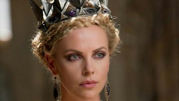 查理兹·塞隆|美又飒的塞皇：跟麦当娜的前夫恋爱，46岁带俩娃，不结婚照样潇洒